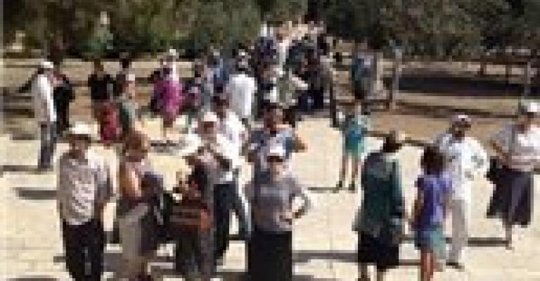 مستوطنون ومخابرات يقتحمون الأقصى 