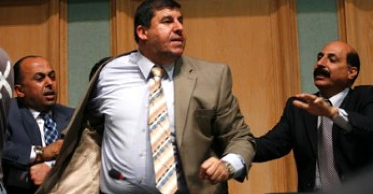 مشاجرة بين السعود والدميسي..والسرور يرفع الجلسة لدقائق (فيديو) مشاجرة بين السعود والدميسي..والسرور يرفع الجلسة لدقائق (فيديو)