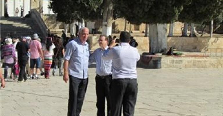 وزير الاسكان الاسرائيلي وعشرات المتطرفين يقتحمون الاقصى وزير الاسكان الاسرائيلي وعشرات المتطرفين يقتحمون الاقصى