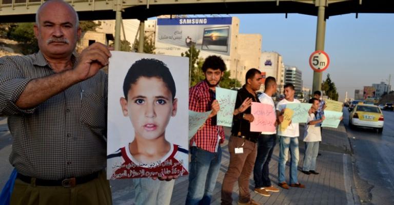 سلسلة بشرية للتضامن مع الأسير علاء حمّاد (صور) سلسلة بشرية للتضامن مع الأسير علاء حمّاد (صور)