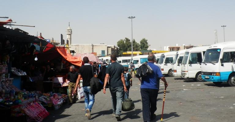 مظلات مفقودة واكشاك تُزاحم الباصات في المجمع القديم! - فيديو