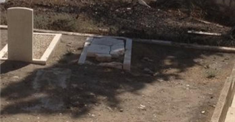 مستوطنون يعتدون على مقبرة مسيحية في سلوان