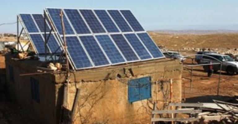 مستوطنون يقتحمون قرية بيطا واخطارات بازالة خلايا شمسية