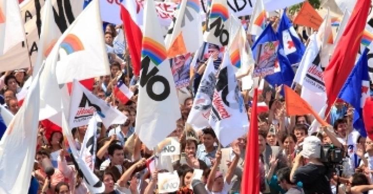 أيام قوس قزح: كيف أنهت خمس عشرة دقيقة ديكتاتورية خمس عشرة سنة؟