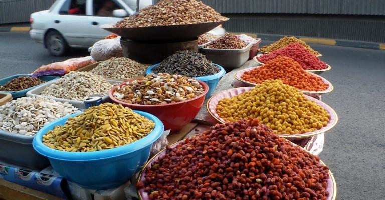 عربة مكسرات أمام ستاد عمان