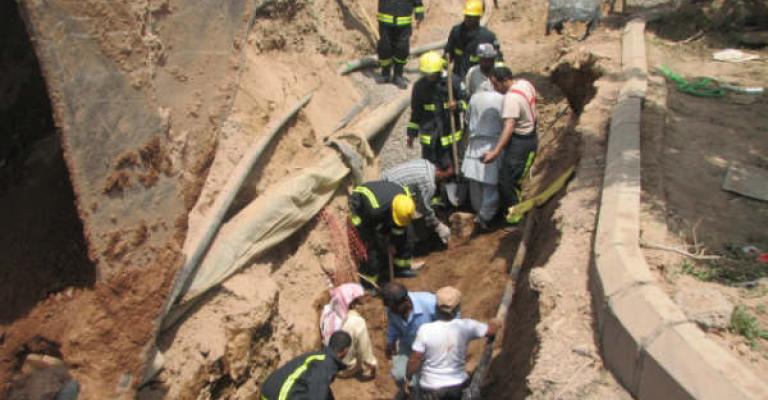 وفاة عامل وافد بانهيار أتربة