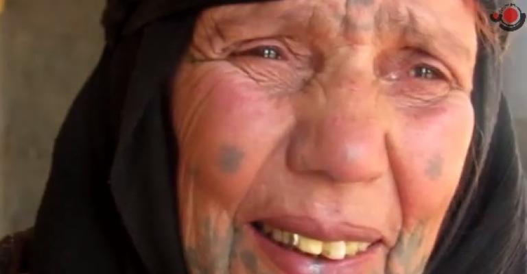 الحاجة أم عدنان في مخيم في عمان