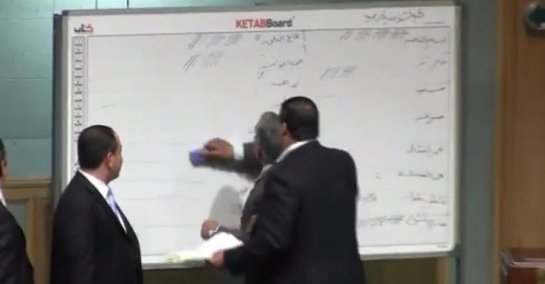 النائب كريشان يمسح لوح نتائج فرز اللجان (فيديو) النائب كريشان يمسح لوح نتائج فرز اللجان (فيديو)