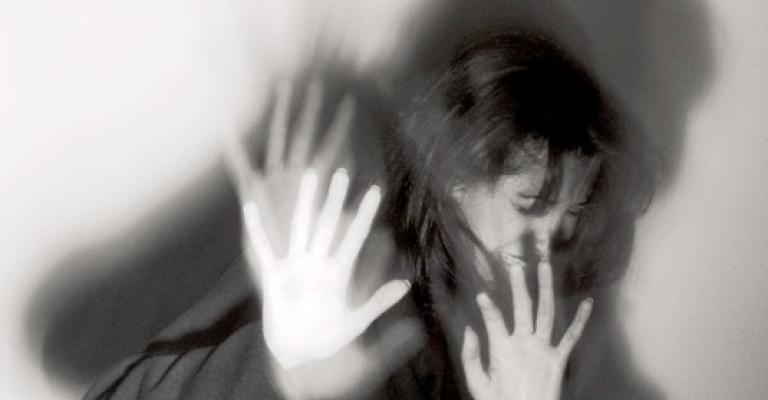 مخموران يطعنان شقيقتهما ويضربان الاخرى‎