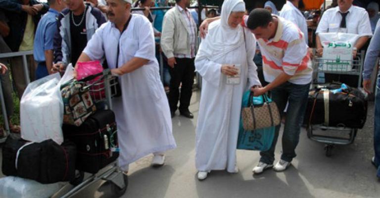 بعد 15"يوما" حجاج سوريون يتسلمون أمتعتهم من جمرك عمان بعد 15"يوما" حجاج سوريون يتسلمون أمتعتهم من جمرك عمان