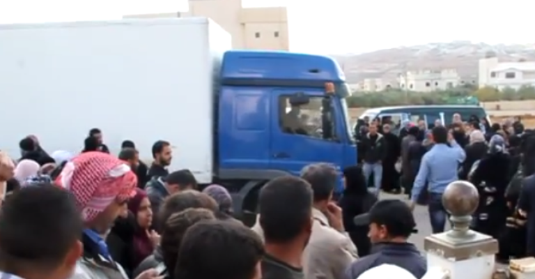 حملة لتوزيع المساعدات على اللاجئين في محافظات الجنوب- فيديو حملة لتوزيع المساعدات على اللاجئين في محافظات الجنوب- فيديو