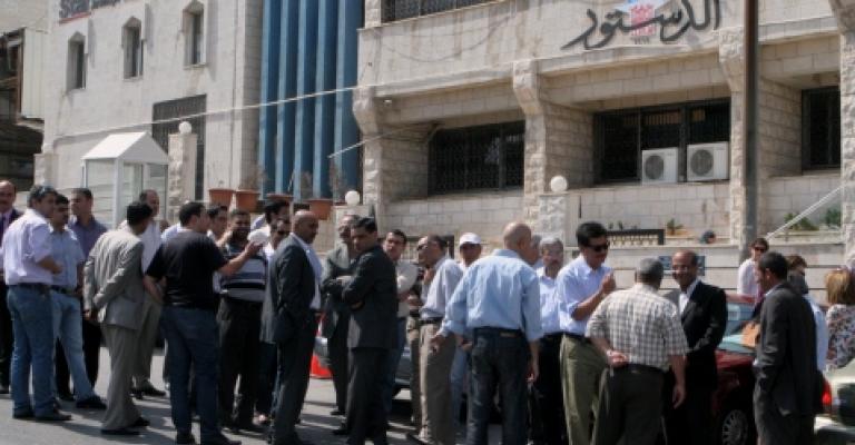 استمرار اعتصام "عاملي الدستور" وجمع تواقيع للتوقف عن العمل