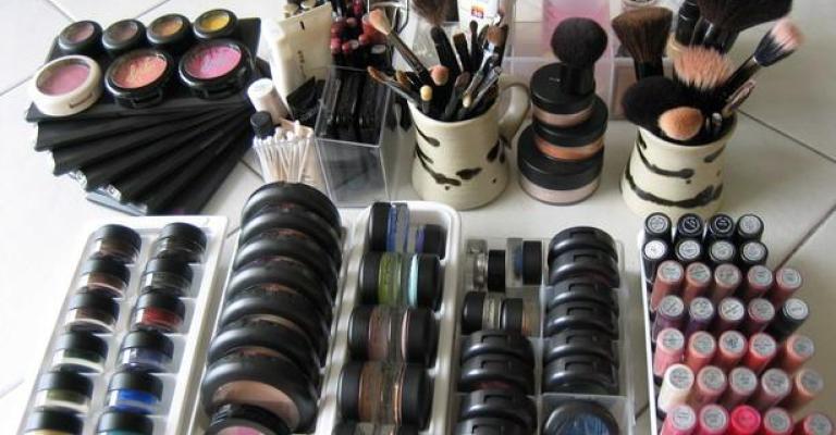 مستحضرات التجميل المقلدة تغزو اسواق الزرقاء