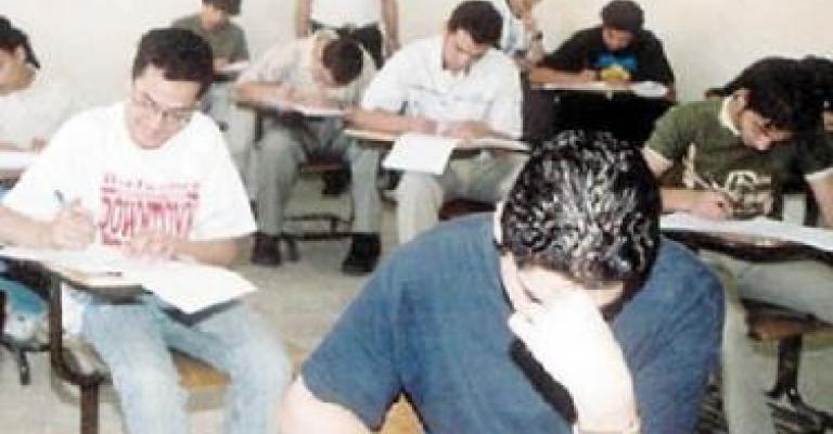 طالب جامعي في امتحان التوجيهي