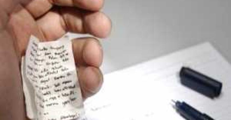 عمليات المعلمين: تواجد امني في قاعات التوجيهي وتسريب أسئلة بالـ"واتس اب"