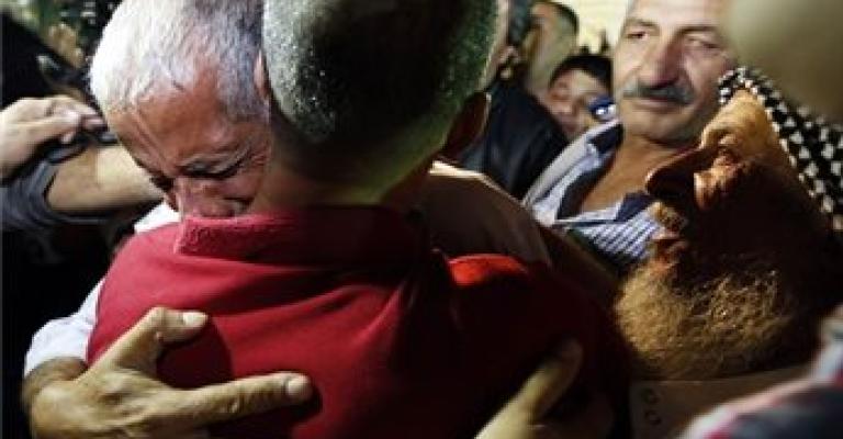 نقل الأسرى المقرر الإفراج عنهم إلى عوفر نقل الأسرى المقرر الإفراج عنهم إلى عوفر