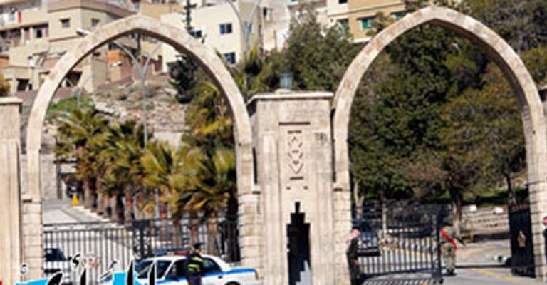 متعطلون عن العمل يعتصمون أمام الديوان الملكي