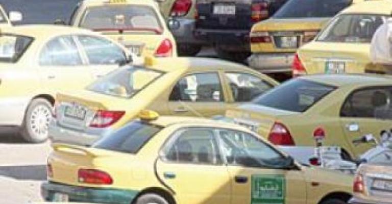 سائقو التاكسي في الزرقاء يفرضون قانونهم في غياب الرقابة