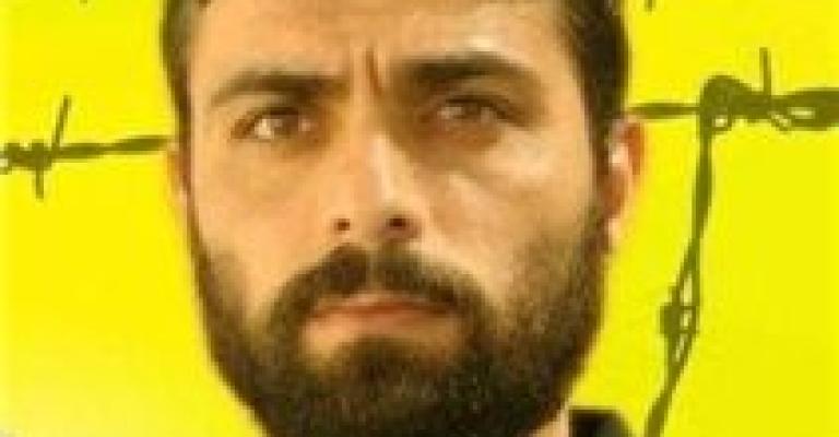 طبيب إسرائيلي يعتدي على أسير فلسطيني