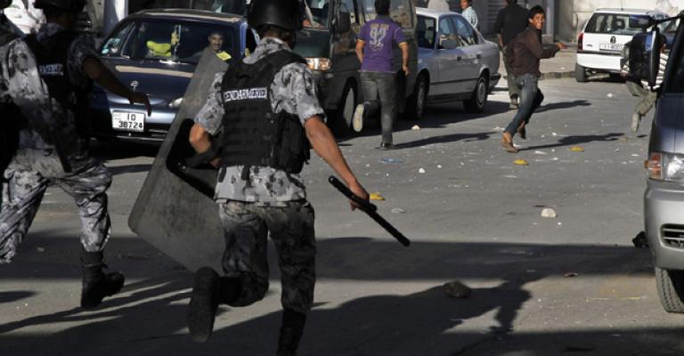 الدرك يفض تجمهر أمام قاعة ثانوية في فقوع الدرك يفض تجمهر أمام قاعة ثانوية في فقوع