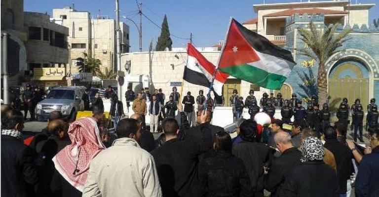 معتصمون أمام السفارة العراقية: قادمون يا بغداد