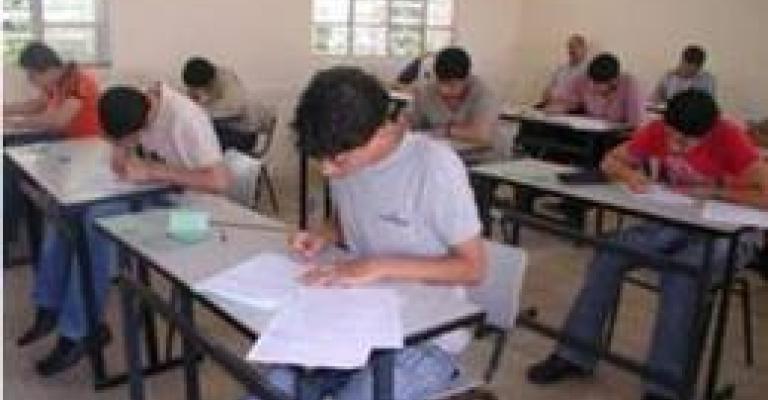 طلبة ثانوية عامة ينتظرون الإعتراف بشهاداتهم
