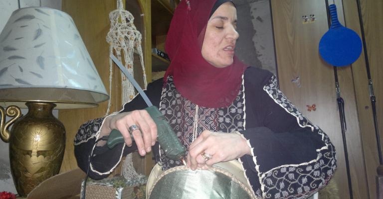 حنان .. كفيفة تبدع بيديها قطعا فنية تسر الناظرين