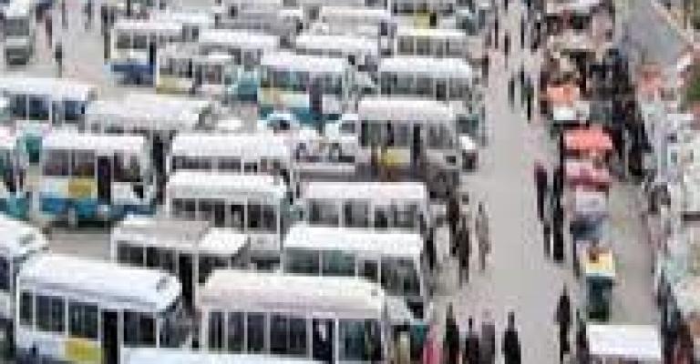 سائقو عمان اوتوستراد الزرقاء يعتصمون احتجاجا على "اعتداء" سرفيس الرصيفة على خطهم