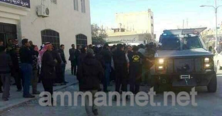 طلاب ثانوية يعتدون على مديرية تربية معان