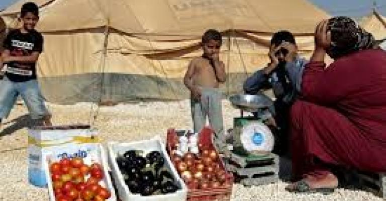  أطفال يبيعون المعونات لتأمين احتياجات أخرى