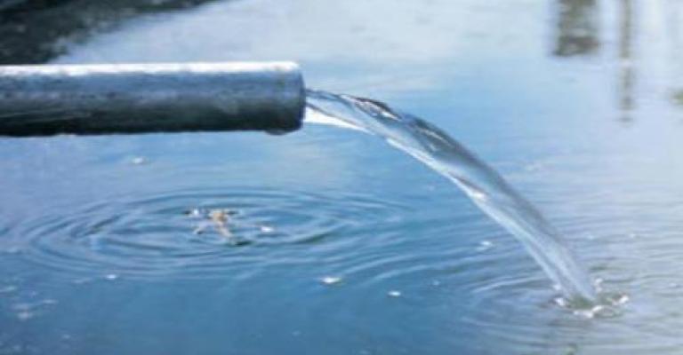 مدير المياه يعد بحل جذري لمشكلة الخط المكسور في حي الجنينة