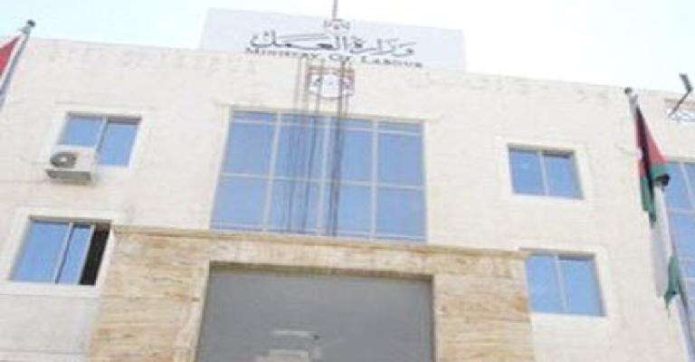 أصحاب المطاعم يعتصمون أمام "العمل"
