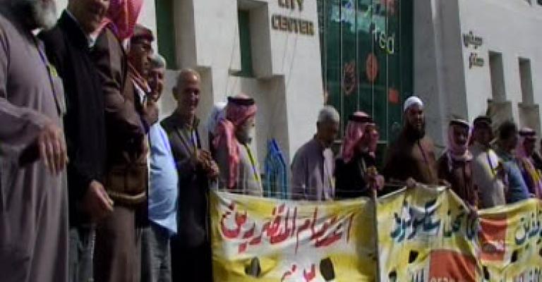 المتضررون من خصخصة "اورانج" يعتصمون أمام مقر الشركة المتضررون من خصخصة "اورانج" يعتصمون أمام مقر الشركة