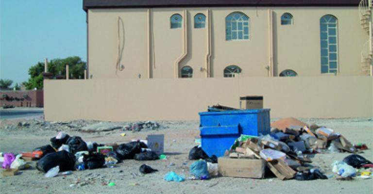 قمامة وأوساخ تتساقط من نوافذ الجيران‎