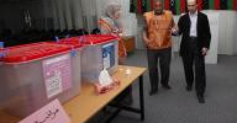 ليبيا: انتخاب لجنة الدستور وسط تفجيرات