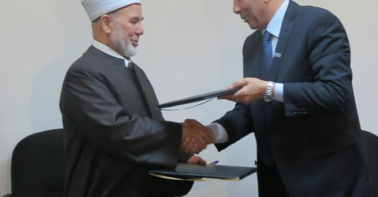 مذكرة تعاون بين دائرة الإفتاء العام والمجلس الوطني لشؤون الأسرة