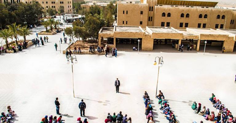 طلبة يشكلون عبارة "لا للعنف" باجسادهم رفضاً للمشاجرات الجامعية
