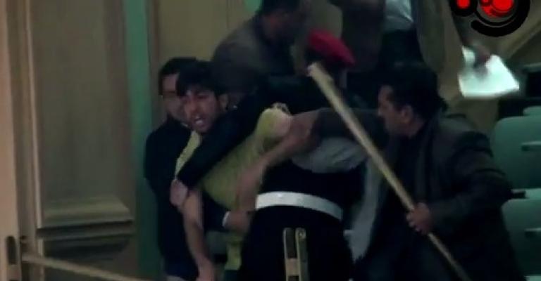 احتجاج ناشط تحت القبة على منح النواب الثقة للحكومة