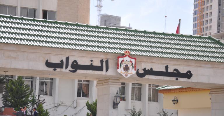 أطباء يعتصمون أمام النواب للمطالبة بالافراج عن زميلهم لافي
