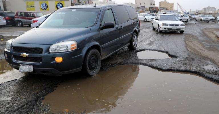 الحفر وفيضانات المجاري تغلق شارع "سلمة بن نعيم" بالزرقاء الجديدة