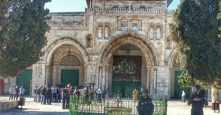 أبو ردينة: حملة "مسعورة" ضد الأقصى.. ودعوات لـ"النفير العام"