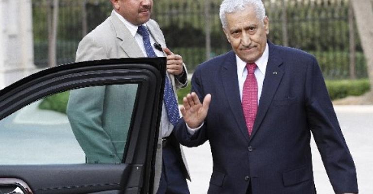 النسور يسقط حقه الشخصي عن "قاذف الحذاء" وأبنه يؤكد الافراج عنه النسور يسقط حقه الشخصي عن "قاذف الحذاء" وأبنه يؤكد الافراج عنه