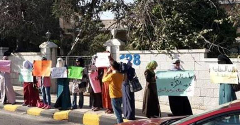 سلسلة بشرية.. واعتصام أمام الصليب الأحمر في يوم الأسير- صور