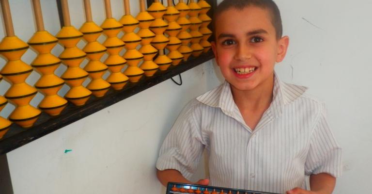 الطفل "أنس" عبقرية حسابية يتعامل مع الارقام باعتبارها "لعبة"