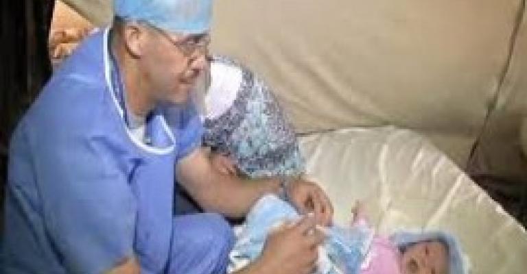 جرحى سوريون يعبرون الحدود ليعتني بهم المتطوعون