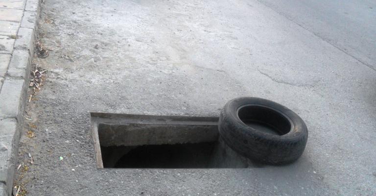 لصوص الزرقاء يبيعون اغطية مناهلها "خردة"