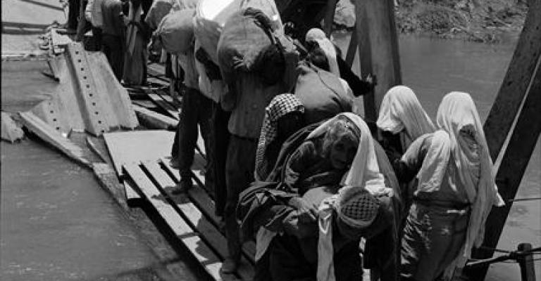 لاجئة تفتح صندوق الذاكرة وتروي تفاصيل نكبتها لاجئة تفتح صندوق الذاكرة وتروي تفاصيل نكبتها