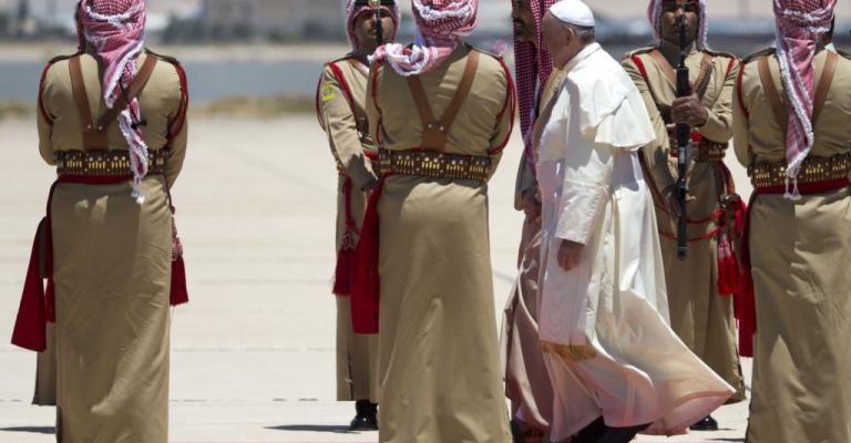 البابا فرانسيس يغادر عمان إلى بيت لحم