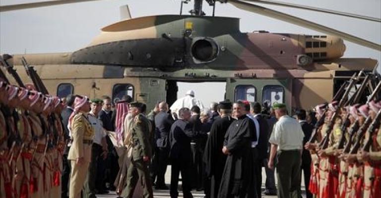 البابا فرنسيس يغادر الأردن على متن مروحية عسكرية متوجهًا إلى بيت لحم في الضفة الغربية