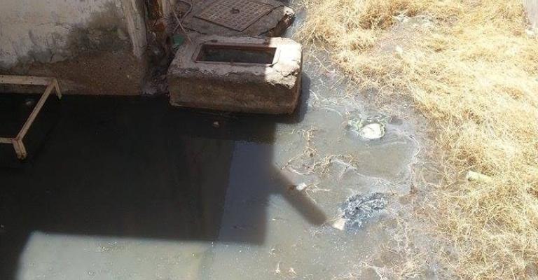 فيضان المجاري يحاصر مواطنين داخل منازلهم في حي النزهة